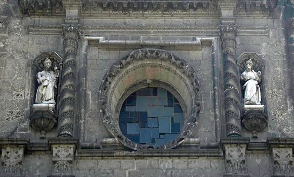W façade, upper story oculus, salomónicas & statues - Catedral de La Asunción