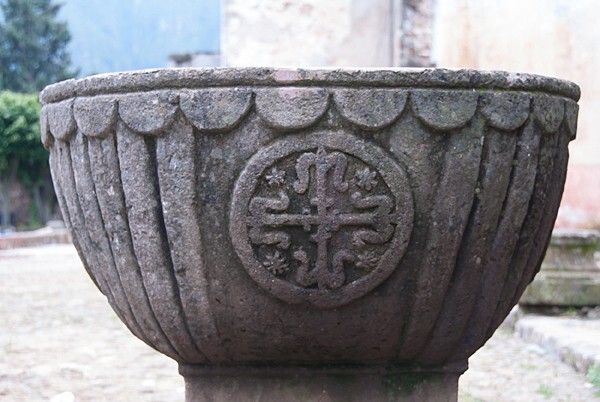 Atrio, baptismal font - Cloister, convento, capilla abierta & posas, atrial cross
