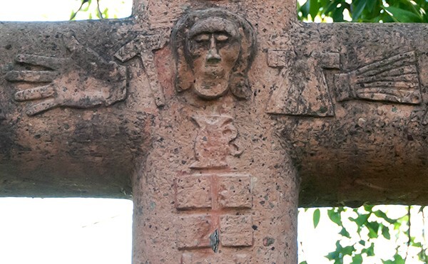La Chiquita, garden cross, front crossing, face of Christ - La Cañada, Querétaro
