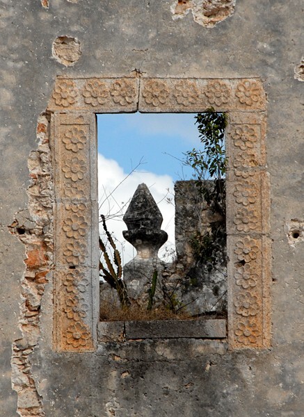 San Juan Bautista, façade, choir loft window - Tixhualahtún, Yucatán