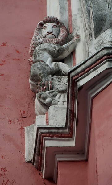 Exterior nave buttressing relief, lion - San Jerónimo