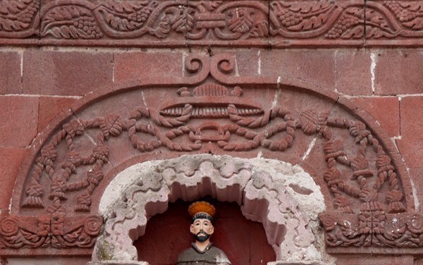 Façade niche relief - San Francisco & capilla abierta