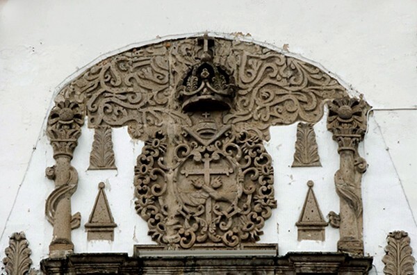 San Pedro, façade, gable reliefs with Franciscan insignia - Tlaquepaque, Jalisco