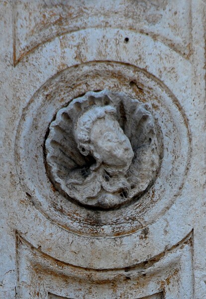 Casa de Montejo, façade portal, lower left pilaster & roundel head - Casa de Montejo