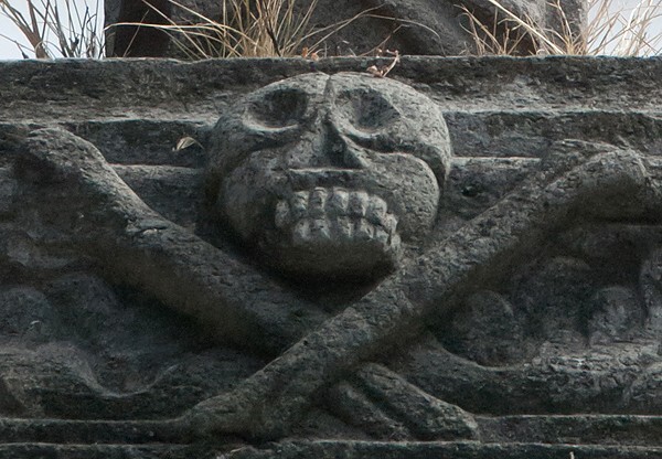 Atrial cross, base relief, skull & bones - Señor Santiago
