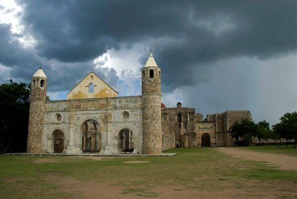 Santiago Matamoros, capilla abierta & church nave (background) - Santiago Matamoros, capilla abierta (basílica)
