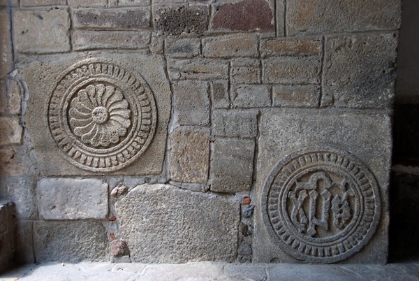 San Miguel Arcángel, portería base rosettes - Coatlinchán, México