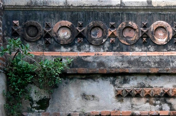 Puente mudéjar over Río Chiquito, exterior reliefs - Chiapa de Corzo, Chiapas