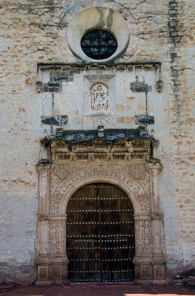 Façade portal - San Martín, façade, posa chapel & atrial cross