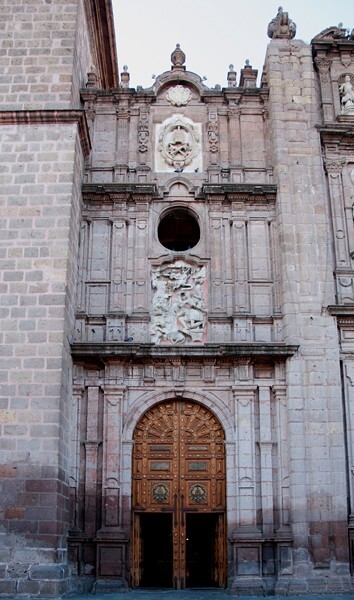 La Transfiguración de Cristo, façade, left portal - La Transfiguración de Cristo
