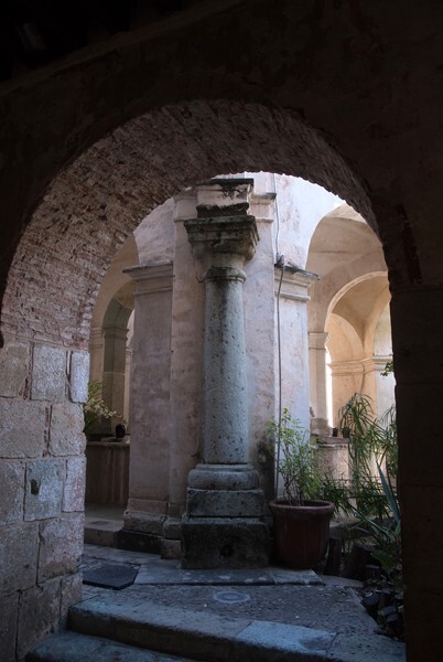 Santa Catalina de Sena, patio arch & washing site (Lavaderos) - Santa Catalina de Sena