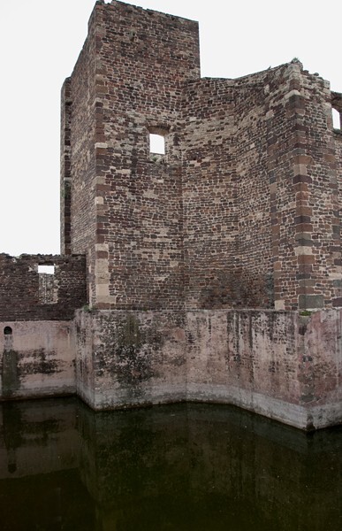 Cistern & apse - Santiago Apóstol (ruins)