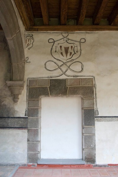 San Gabriel, lower cloister walk - San Gabriel, cloister with murals