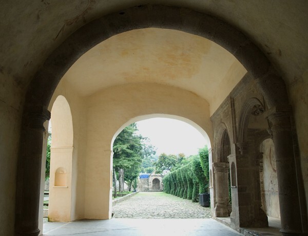 Portería vestibule arch - Cloister, convento, capilla abierta & posas, atrial cross