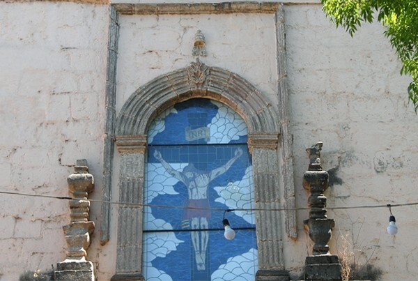 San Diego de Alcalá, façade, choir loft window alfiz & cornice finials - Quiroga, Michoacán