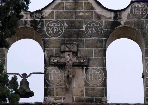 Façade espadaña & Crucifixion - San Guillermo