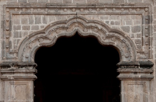 Façade, main portal alfiz & mixtilinear archivolt - La Asunción de Nuestra Señora, façade, porciúncula portal, capilla abierta, nave & cloister
