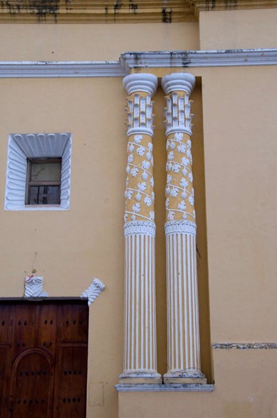 El Calvario, façade columns - Comitán, Chiapas