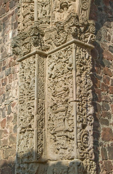 Chancel arch, left pilasters relief - San Luis Obispo, capilla abierta
