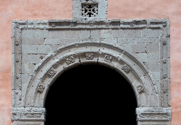 Façade portal alfiz - San Francisco, façade, roof cross, cloister