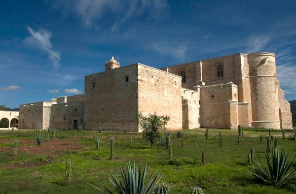 15_Yanhuitlán, Oaxaca, Santo Domingo, apse & convento+ - Santo Domingo (exterior)