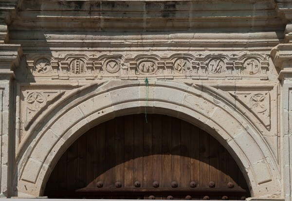 Façade, main portal archivolt, spandrels & architrave - La Sangre de Cristo