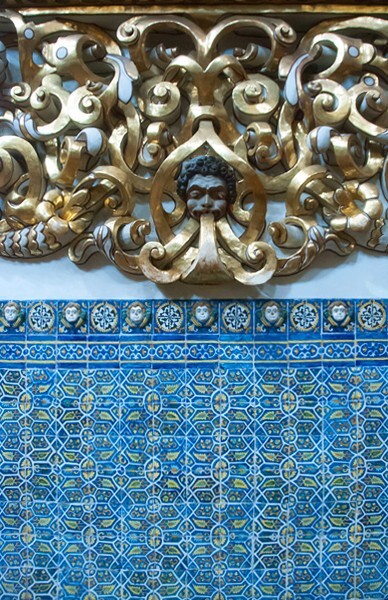 Nave dado azulejos & gilded relief - Capilla del Rosario
