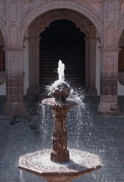 Patio fountain, wellspout - Palacio Clavijero