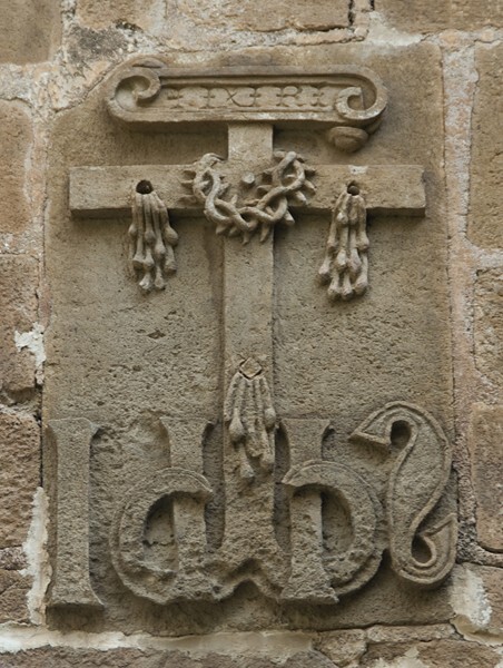 Large cloister, lower walk spandrel insignia - San Agustín, convento, large & small cloisters, apse