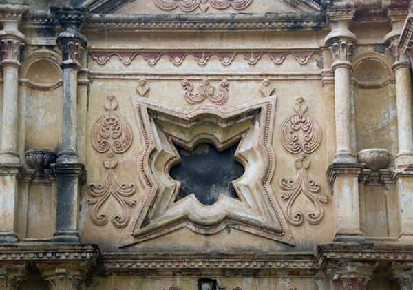 Façade, mixtilinear window & relief - Capilla San Joaquín
