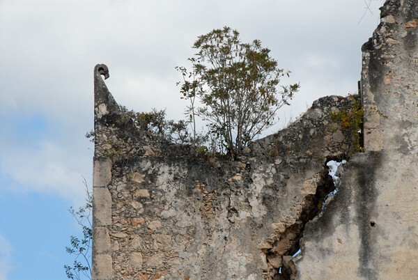 San Juan Bautista, façade, fissure (left) - Tixhualahtún, Yucatán