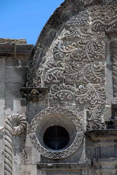 Façade details, oculus & Franciscan cord (left) - La Magdalena