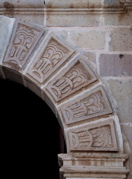 Façade portal, archivolt voussoirs - San Nicolás de Tolentino
