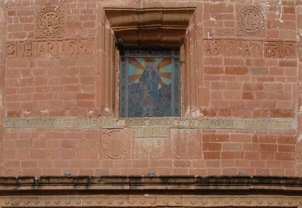 Santiago Apóstol, façade alfiz & choir loft window - Tecozautla, Hidalgo