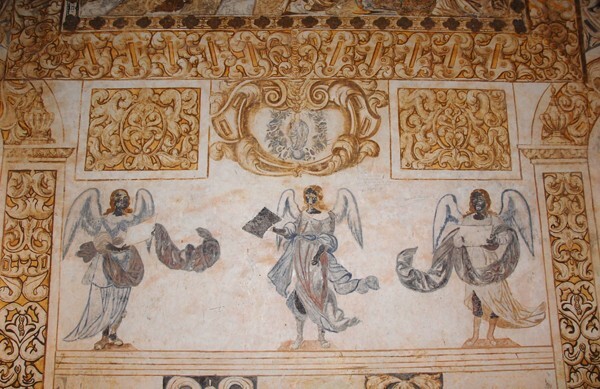 E wall, lower mural, angels - Camarín de la Virgen