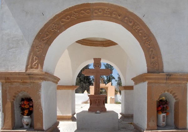 Santa María, atrio posa with cross - Santa María Xigui, Hidalgo