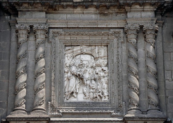 Façade, salomónicas & left portal relief, St. Peter Receiving the Keys - Catedral de La Asunción