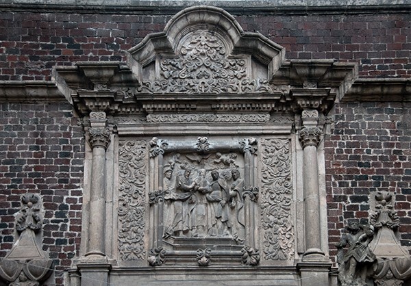 Capilla del Sagrario, portal relief - Nuestra Señora de Guadalupe