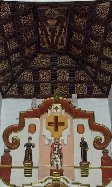 Sanctuary, high altar & alfarje ceiling - Santiago Apóstol