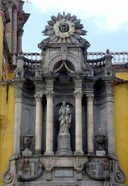 Lateral entrance, second tier - El Carmen