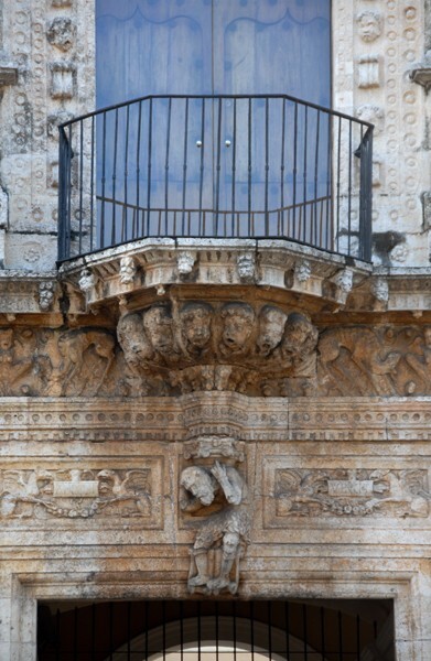 Casa de Montejo, façade portal architrave & balcony atlas - Casa de Montejo
