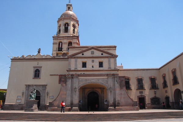 Façade with narthex - Santa Cruz