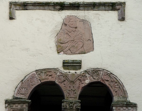 Façade cornice relief & ajimez - San Pedro Apóstol