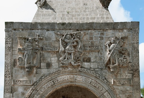San Andrés, SW posa, N façade, three archangels - San Andrés, Southwest posa chapel