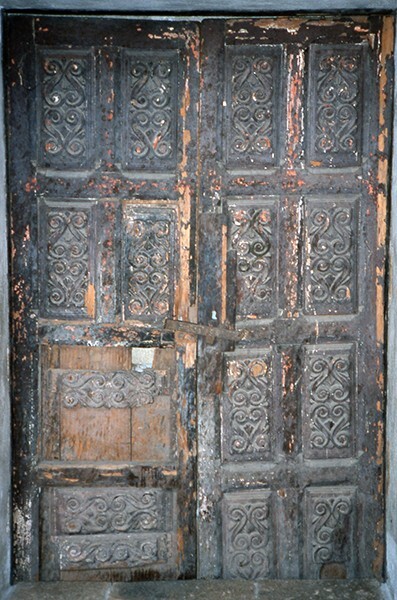 Façade portal door - San Martín, façade, posa chapel & atrial cross
