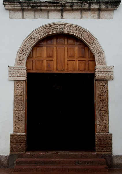 Façade portal & cornice - El Señor de la Salud