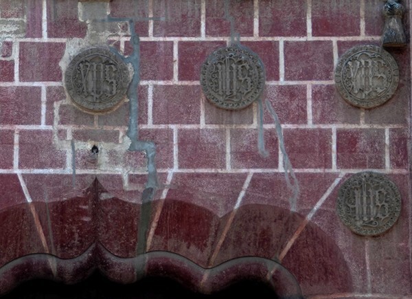 Façade portal, multifoil arch & rosettes (right) - San Miguel Arcángel, façade, portería, crosses & porciúncula door