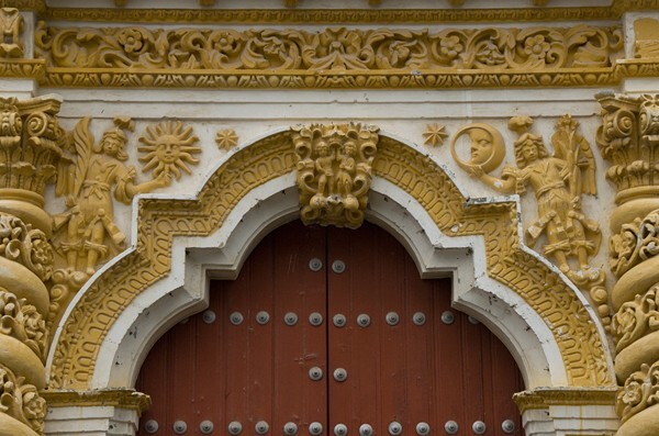 Santa María, façade portal, archivolt & spandrels - Santa María Atlihuetzía, Tlaxcala