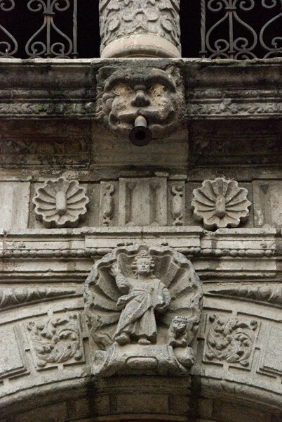 Lower cloister arch keystone & upper walk pillar base - La Merced (cloister)