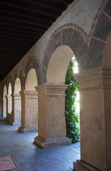 Santa Catalina de Sena, lower cloister walk, pillars & arches - Santa Catalina de Sena